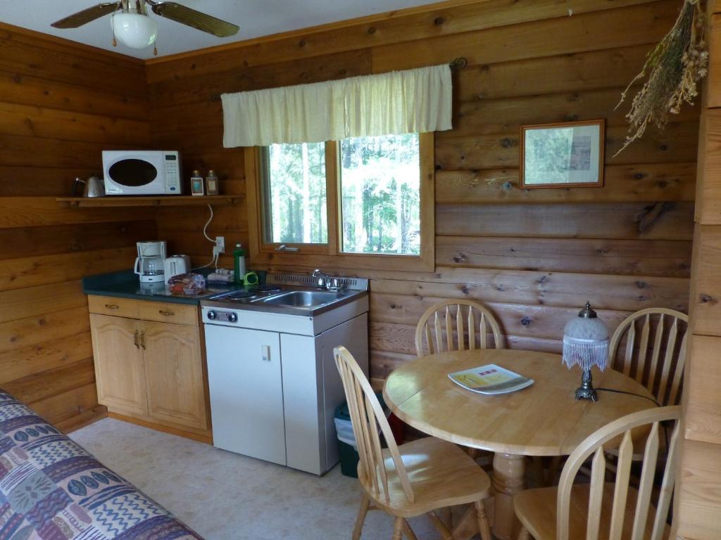 Mica Mountain Lodge & Log Cabins Tête Jaune Pokoj fotografie